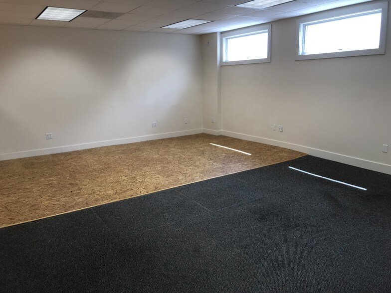 More Photos Of 20 Maplewood Ave, Gloucester Light Distribution For Lease