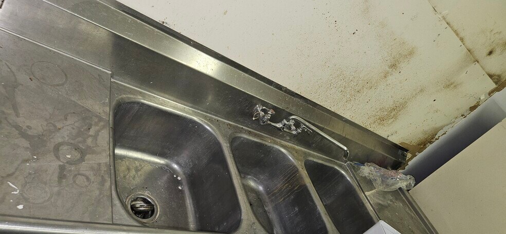 More Photos Of 302 W Colonial Trail Hwy, Blackstone Freestanding For Lease