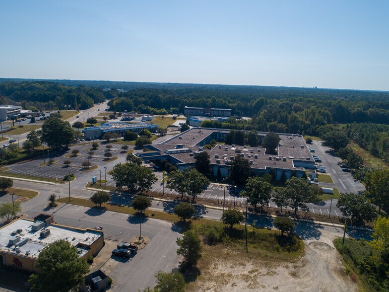 More Photos Of 1944 Cedar Creek Rd, Fayetteville Apartments For Lease