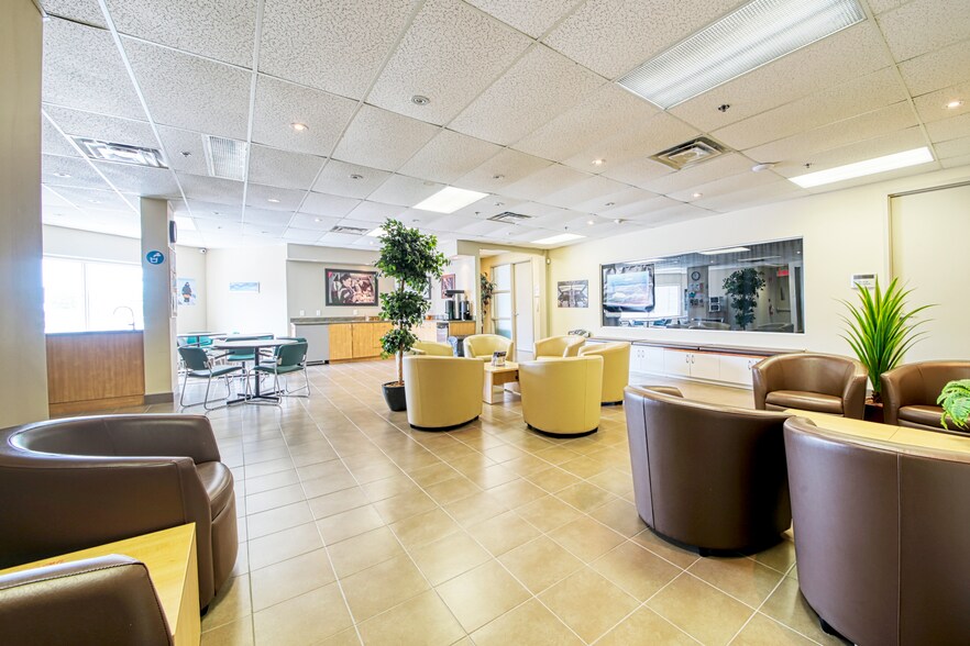More Photos Of 610-650 Av Orly, Dorval Warehouse For Lease