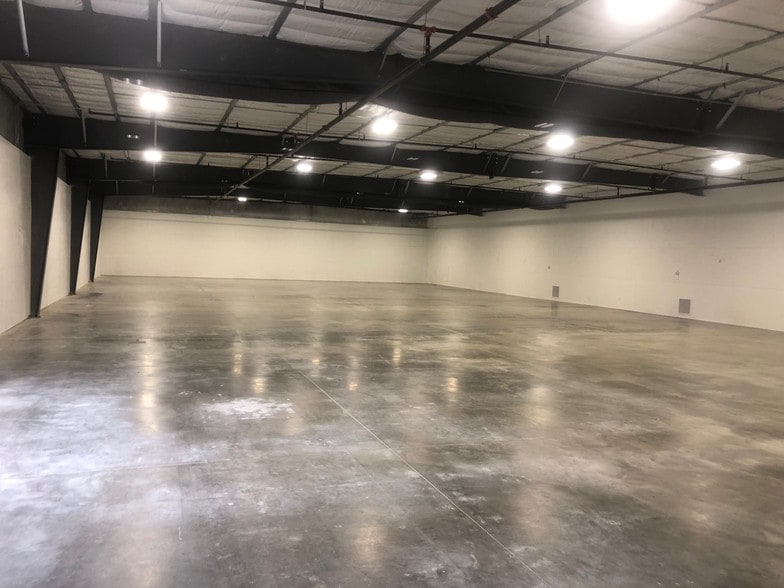 More Photos Of 901 S Charles Richard Beall Blvd, Debary Warehouse For Lease