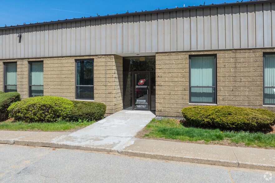 More Photos Of 898 Main St, Acton Showroom For Lease