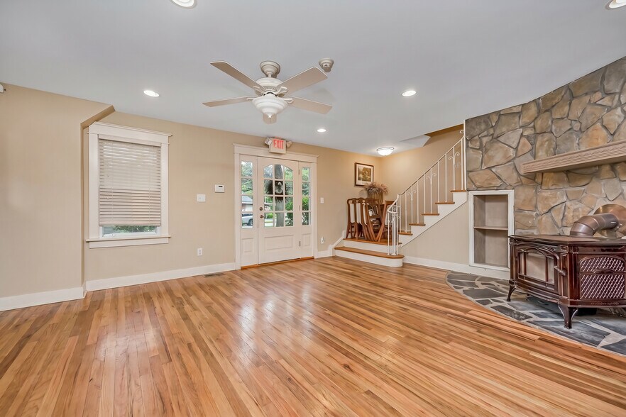 More Photos Of 645 Middle Country Rd, Middle Island Office For Sale