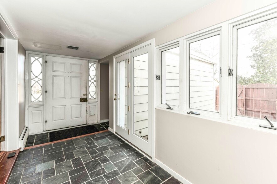 More Photos Of 173 Main St, Stanardsville Flex For Sale