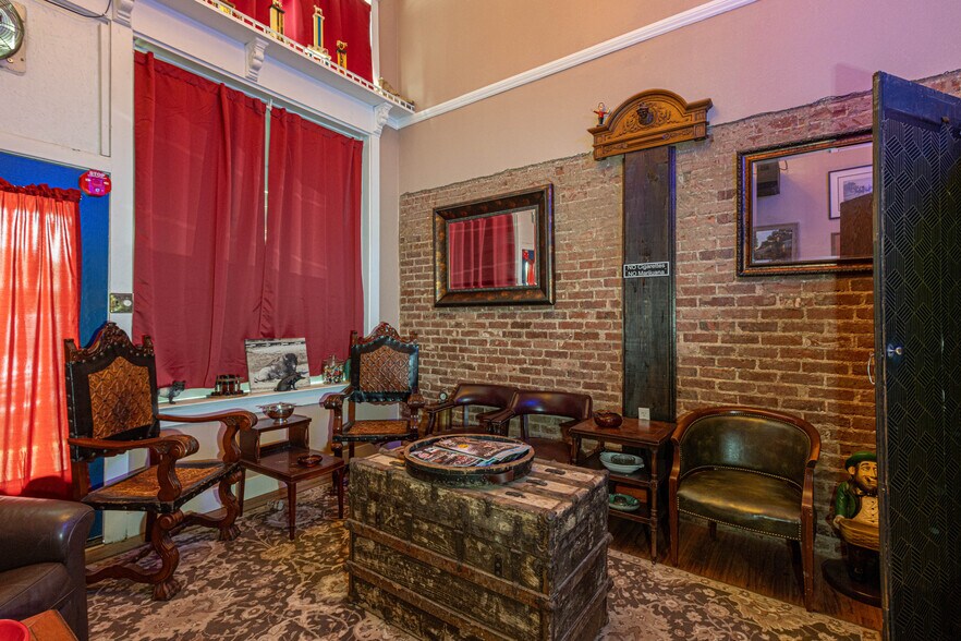 More Photos Of 115 E Commerce St, Mineola Hotel For Sale