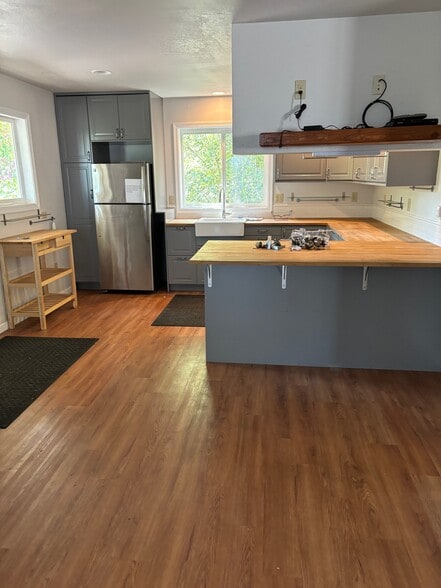 More Photos Of 15350 NE Sandy Blvd, Portland Office Residential For Sale