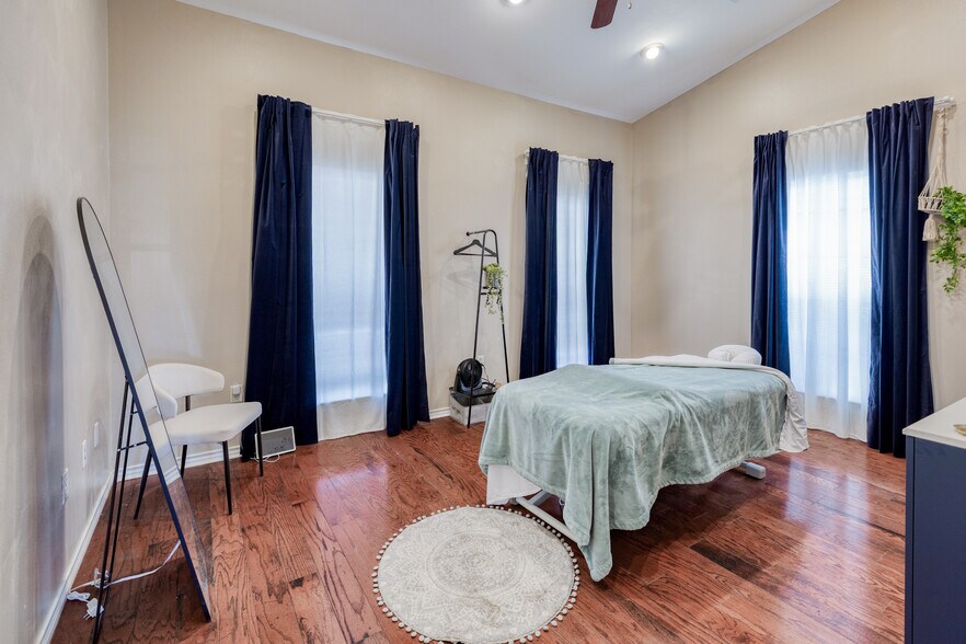 More Photos Of 12335 Hymeadow Dr, Austin Office For Sale