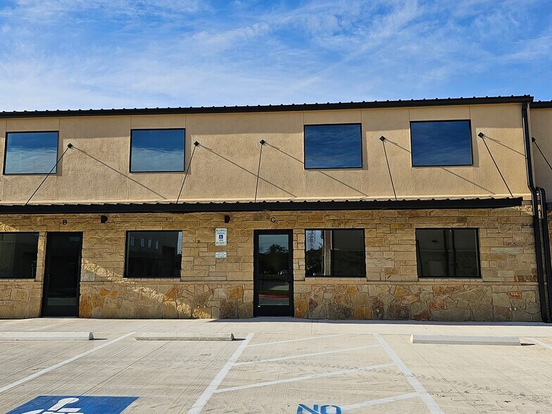 More Photos Of 720 S Bell Blvd, Cedar Park Warehouse For Lease