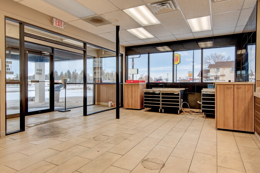 More Photos Of 2209 Circle Dr W, Spirit Lake Fast Food For Lease