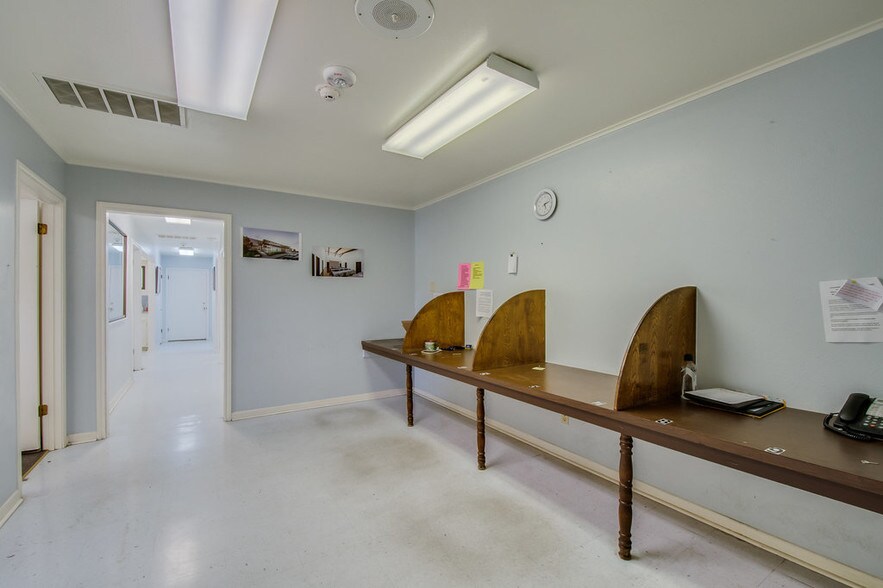 More Photos Of 1212 S Clay St, Ennis Manufacturing For Sale