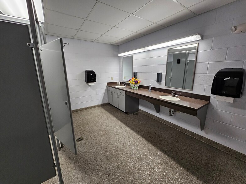 More Photos Of 3933 Monitor Rd, Bay City Office For Sale