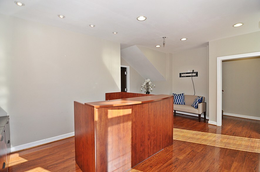 More Photos Of 14325 Willard Rd, Chantilly Office For Lease