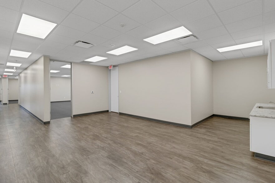 More Photos Of 8110 Parkside Ave, Baytown Warehouse For Sale