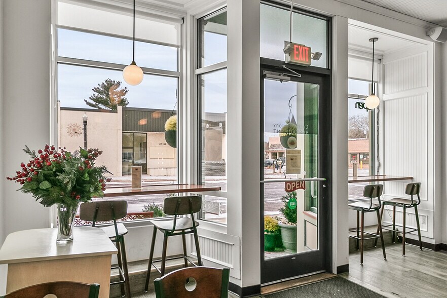 More Photos Of 618 Oak St, Baraboo General Retail For Sale