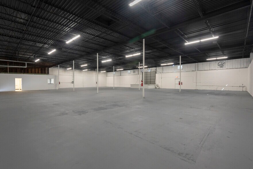 More Photos Of 405 N Charles St, Daytona Beach Warehouse For Sale