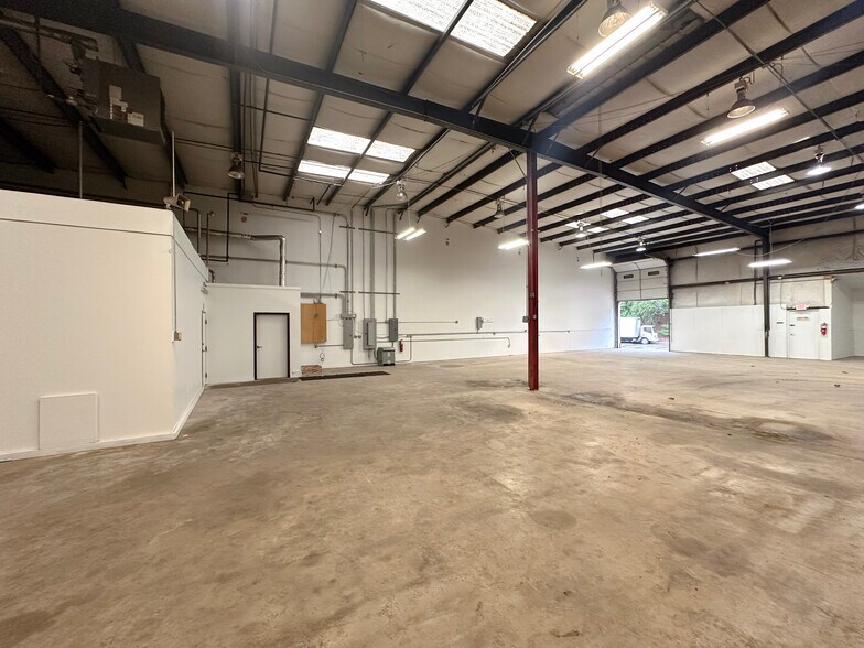 More Photos Of 209 Industrial Park Dr, Cumming Warehouse For Lease