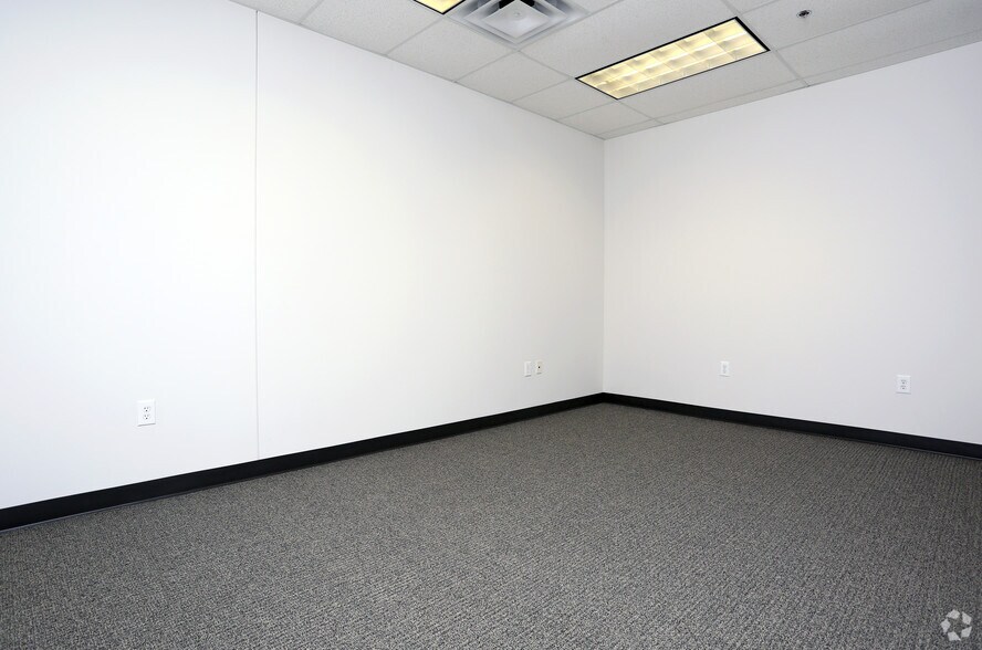 More Photos Of 1305 N Watters Rd, Allen Warehouse For Lease