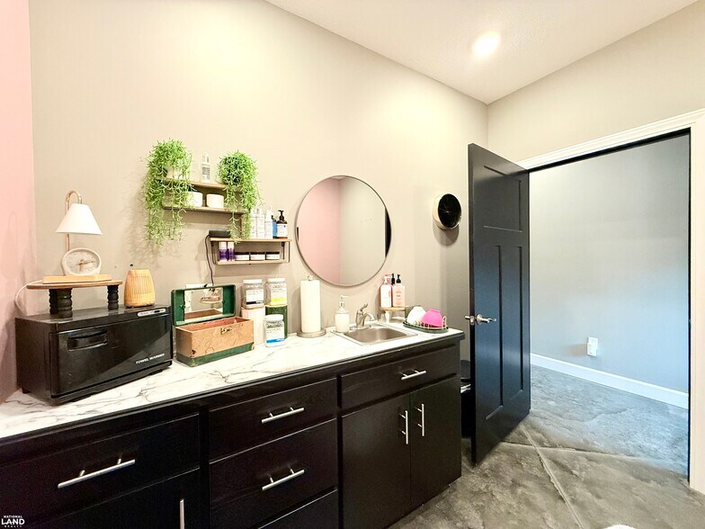 More Photos Of 1915 S Santa Fe Ave, Chanute Office For Sale