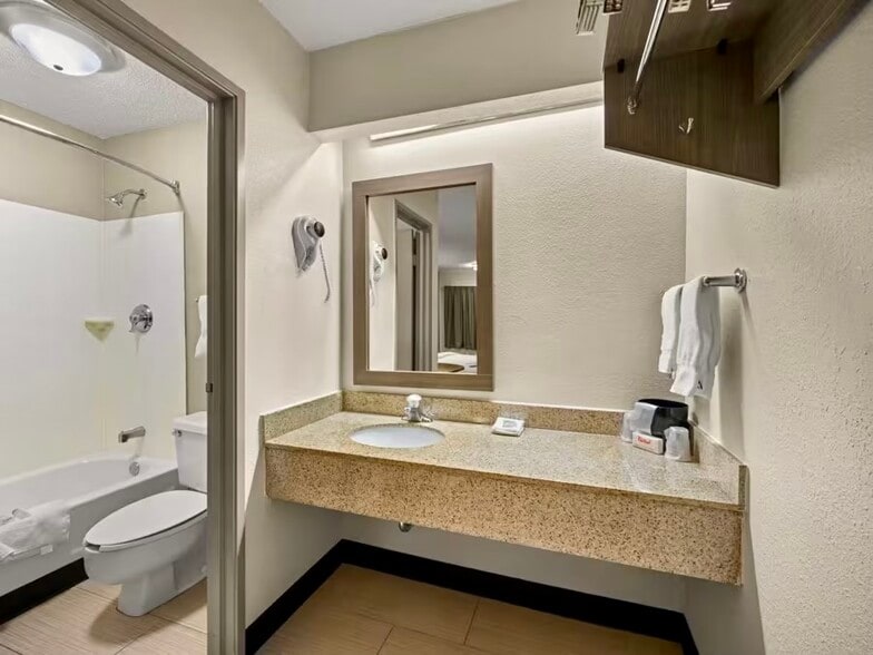 More Photos Of 32511 Concord Dr, Madison Heights Hotel For Sale