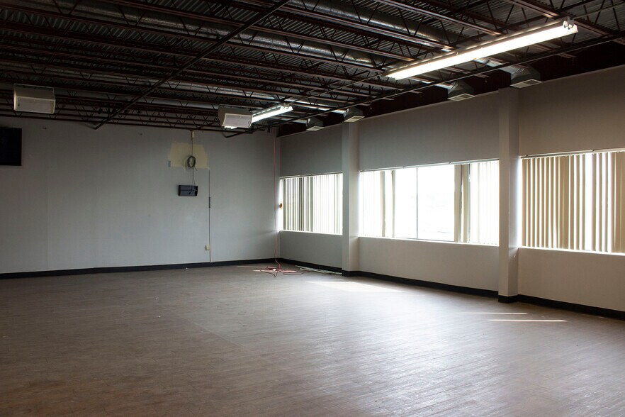 More Photos Of 5001 Crown Manor Pl, Louisville Light Distribution For Lease