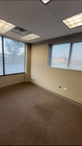 More Photos Of 3919-3925 W 95th St, Evergreen Park General Retail For Lease