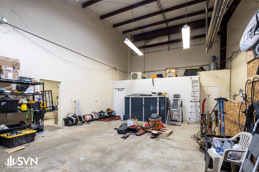 More Photos Of 1050 Enterprise Dr, Lexington Warehouse For Lease