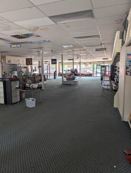 More Photos Of 219 E Michigan Ave, Paw Paw Storefront Retail Residential For Lease