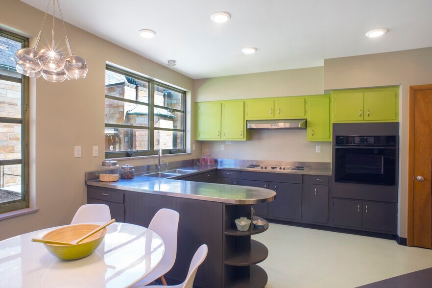 More Photos Of 2425 W 11th St, Cleveland Office For Lease