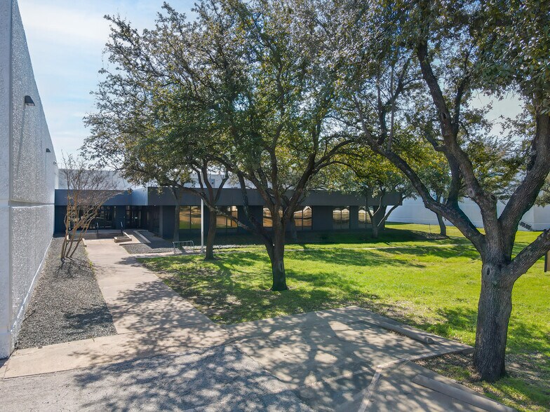 Primary Photo Of 4404 S Beltwood Pky, Dallas Warehouse For Lease