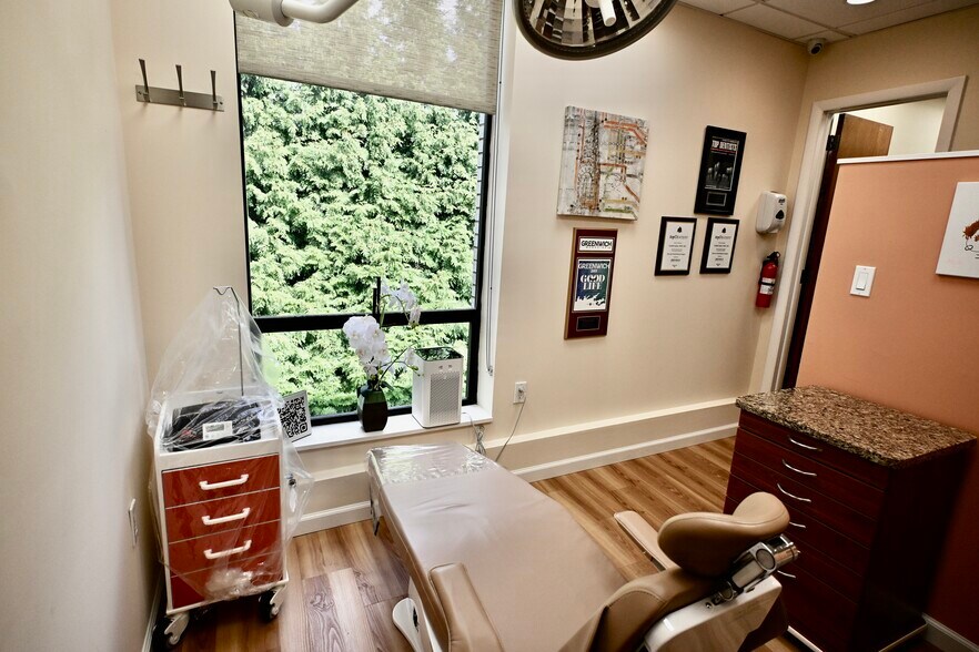 More Photos Of 4 Dearfield Dr, Greenwich Medical For Lease