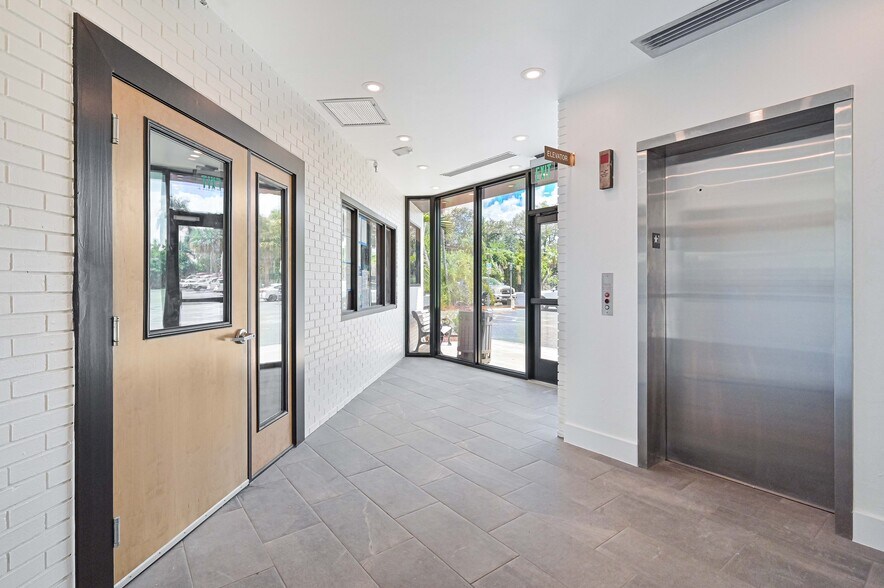 More Photos Of 2075 W 1st St, Fort Myers Office For Lease