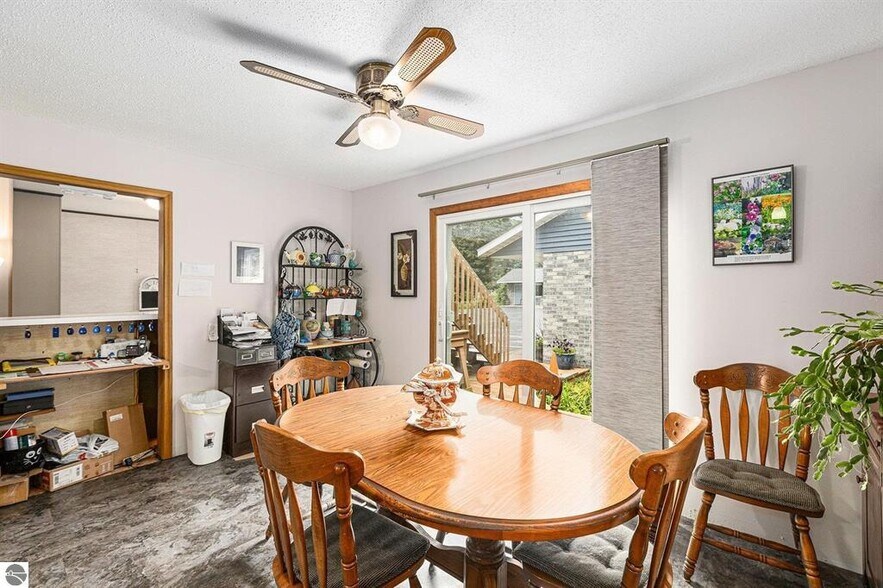 More Photos Of 519 Lake St, Frankfort Hotel For Sale