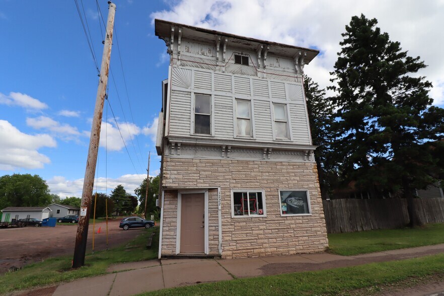 Primary Photo Of 1222 Lake Shore Dr E, Ashland Bar For Sale