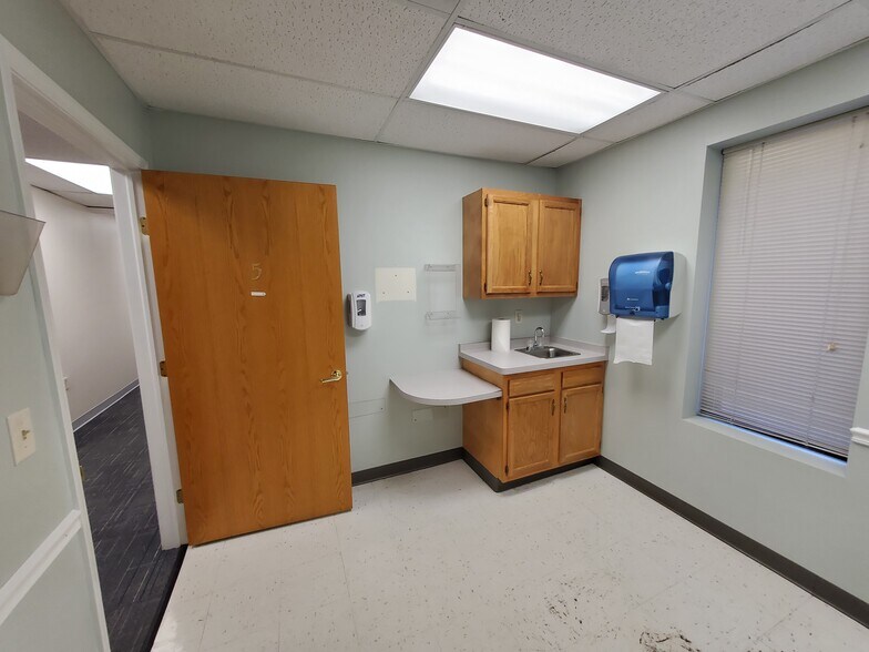 More Photos Of 32 Ellicott Ave, Batavia Office For Lease