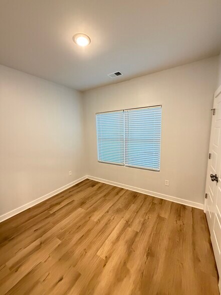 More Photos Of 422 Falls Pt SW, Madison Flex For Sale