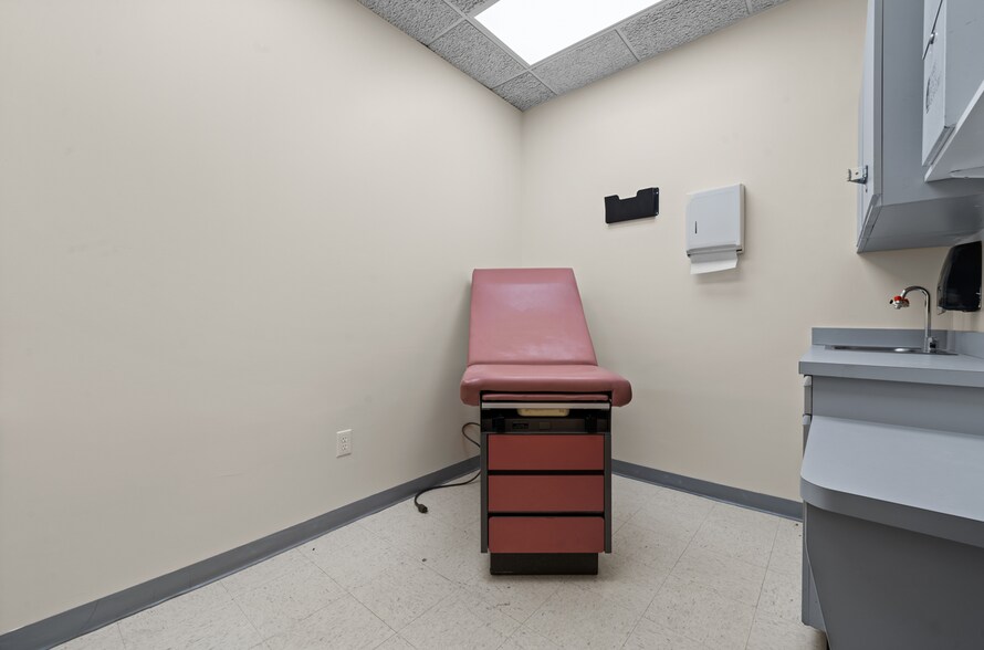 More Photos Of 1097 Old Country Rd, Plainview Medical For Lease