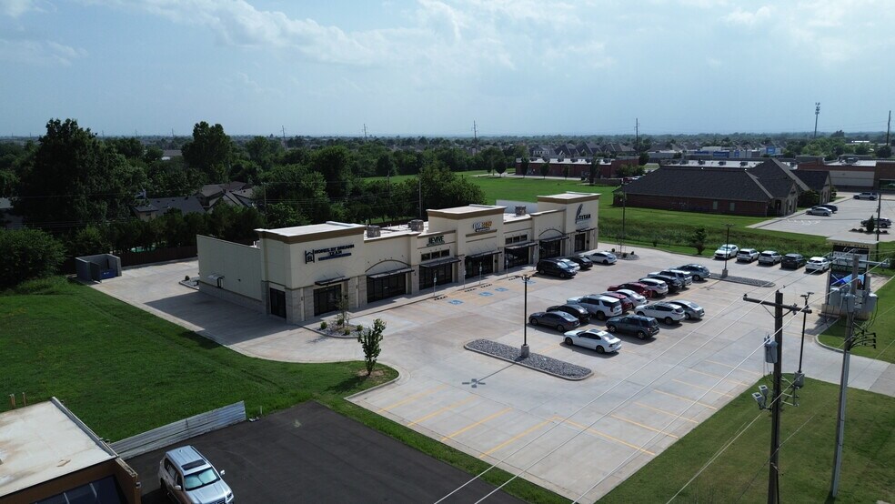 More Photos Of 1008 SW 4th St, Moore General Retail For Sale