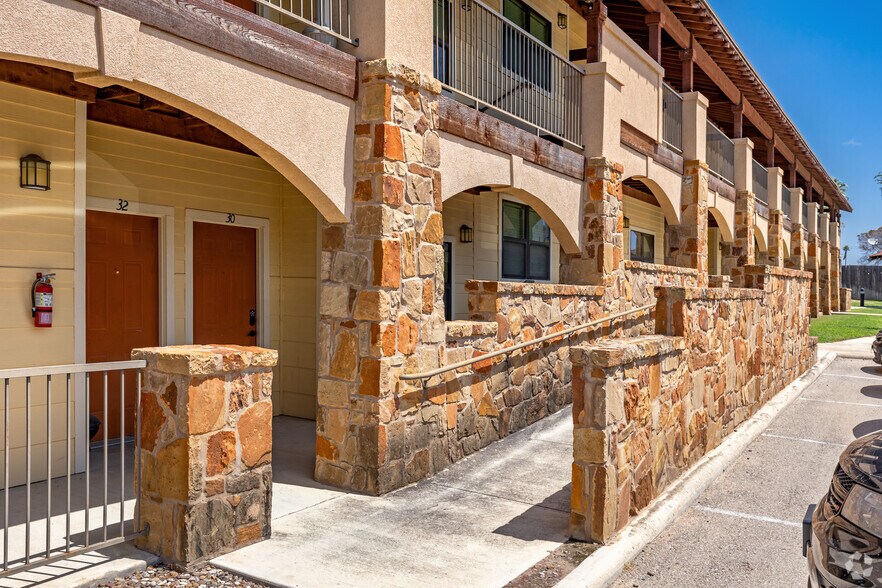 More Photos Of 2420 N 1st St, Carrizo Springs Apartments For Sale