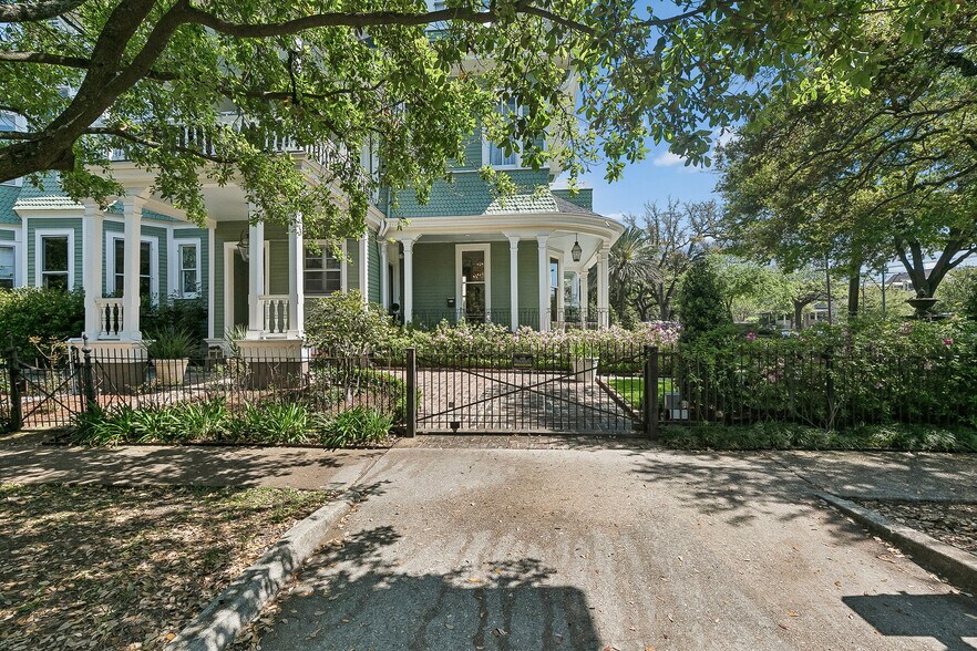 More Photos Of 2727 Saint Charles Ave, New Orleans General Retail For Sale