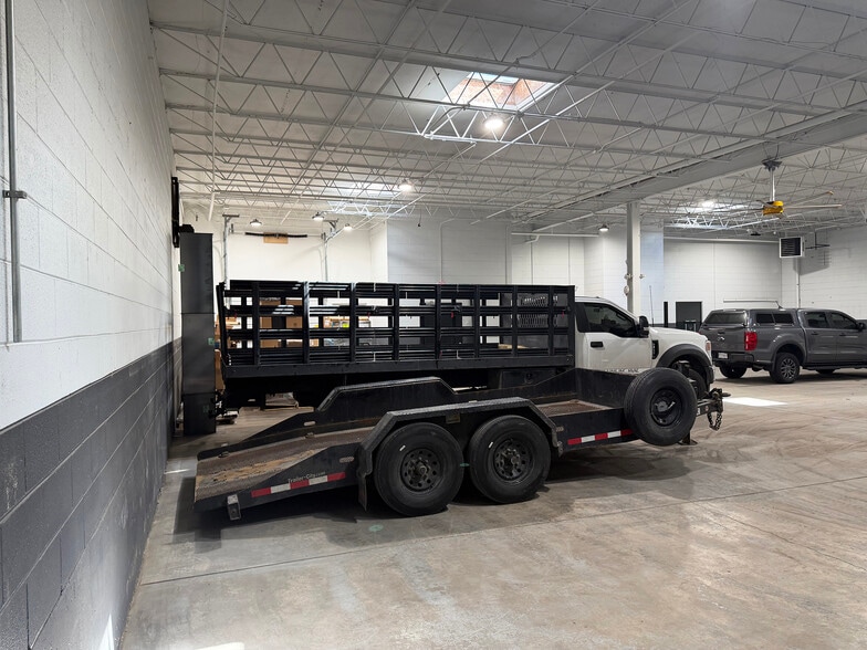 More Photos Of 315 Industrial Dr, St Charles Warehouse For Lease