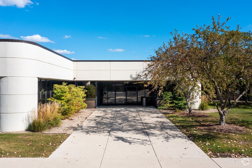More Photos Of 15041 S Commerce Dr, Dearborn Research And Development For Lease