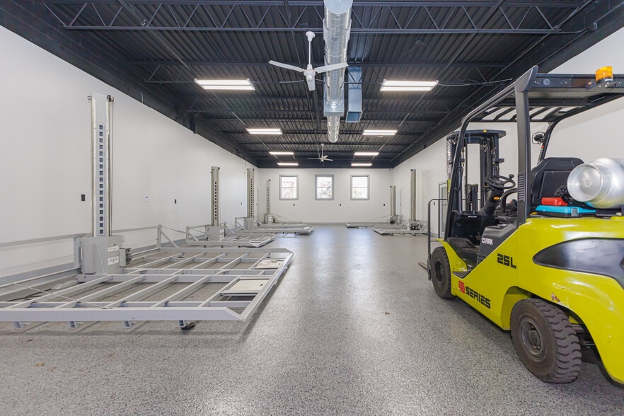 More Photos Of 5513 N Oxford St, Indianapolis Showroom For Lease