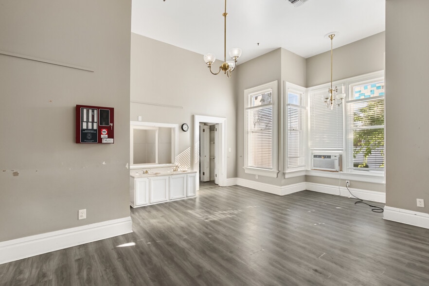 More Photos Of 1111-1123 D St, Sacramento Specialty For Sale