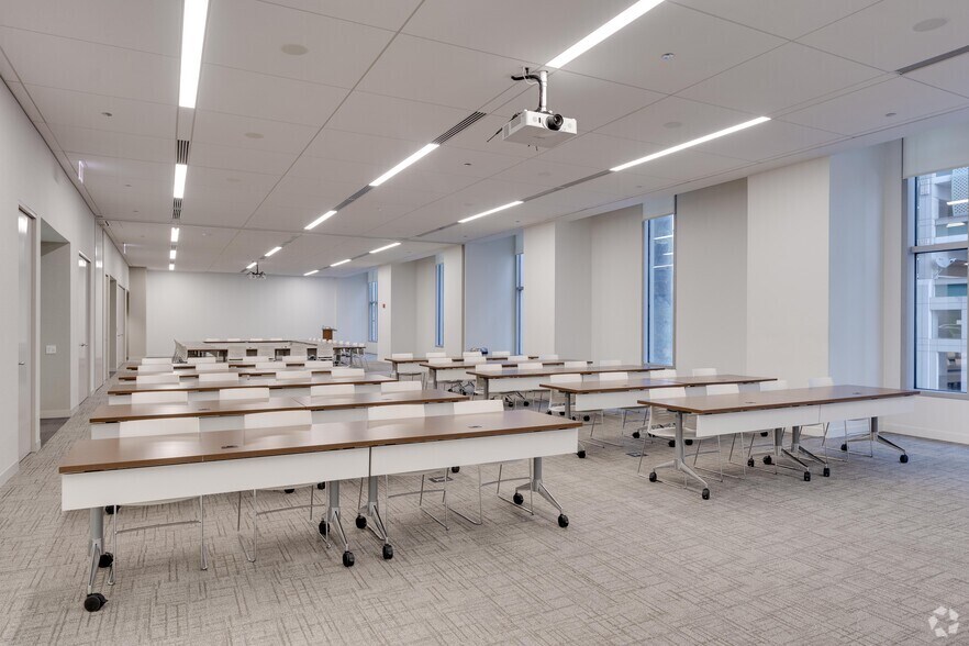 More Photos Of 311 S Wacker Dr, Chicago Office For Lease