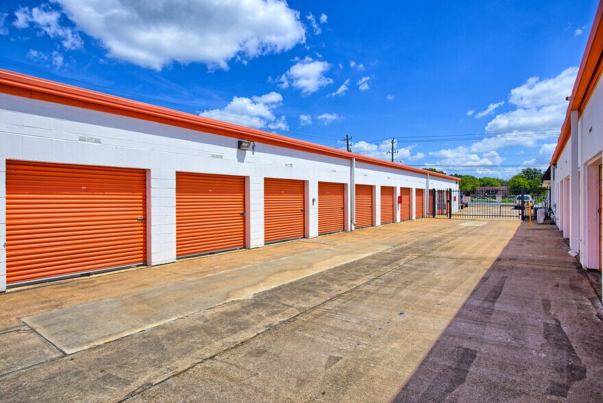 More Photos Of 15502 Old Galveston Rd, Webster Light Manufacturing For Lease