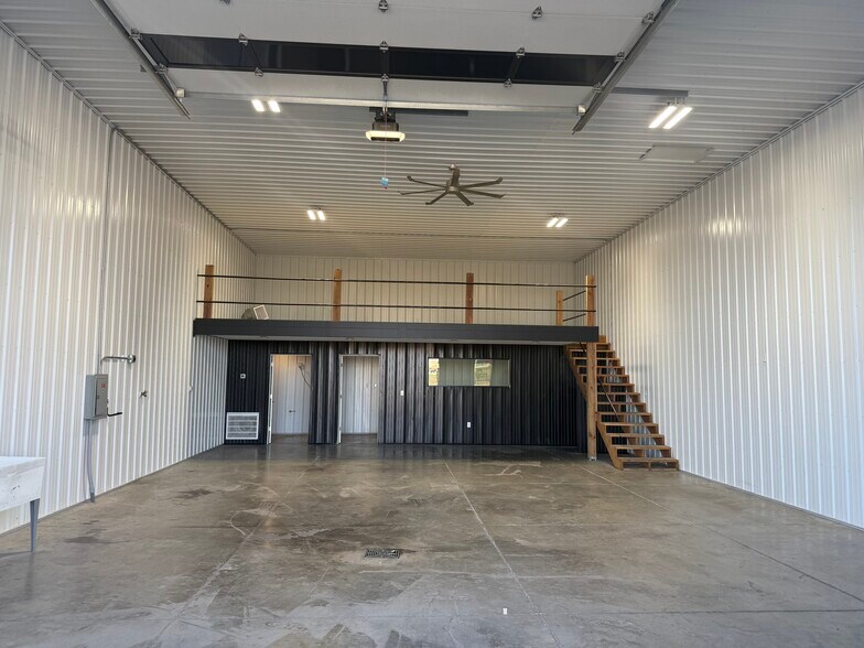 More Photos Of 900 W 25th St, South Sioux City Warehouse For Lease
