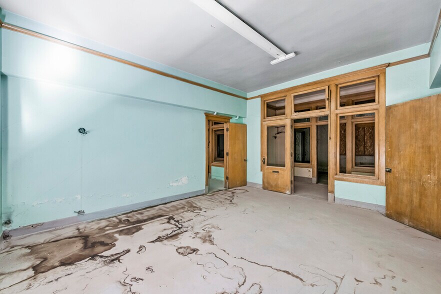 More Photos Of 502 S Main St, Rock Springs General Retail For Sale