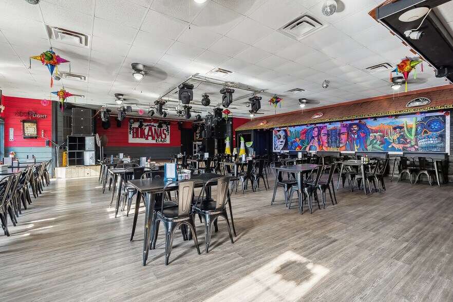 More Photos Of 900 Oak St, Pittston Showroom For Sale