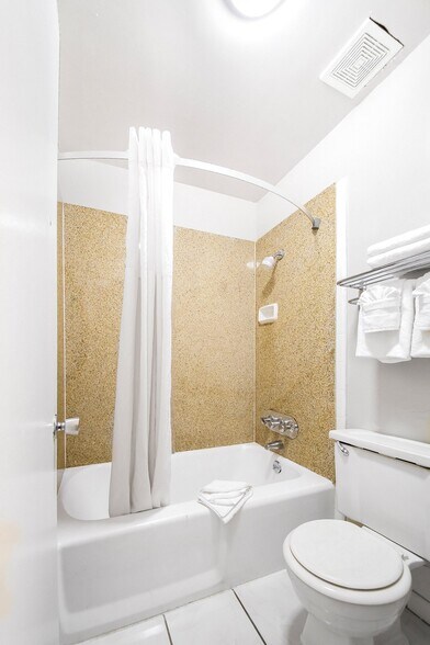 More Photos Of 2904 W International Speedway Blvd, Daytona Beach Hotel For Sale