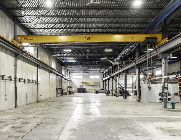 More Photos Of 2511 Boul Du Parc-Technologique, Québec Manufacturing For Sale